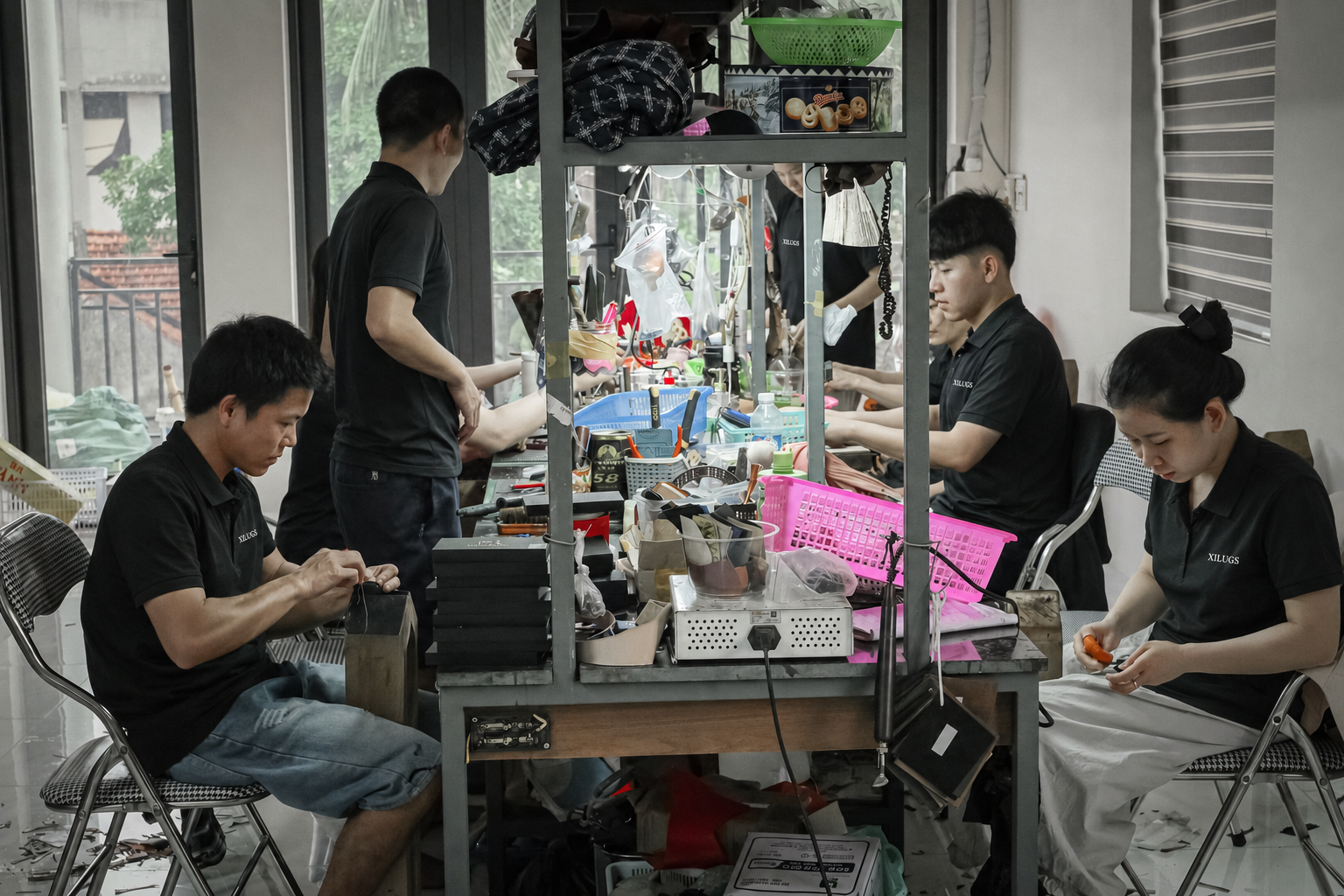 Toàn cảnh xưởng, thợ đang làm việc