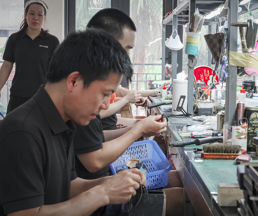 Thợ nữ đang khâu tại bàn